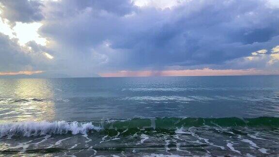 大海和波浪的背景与风暴云