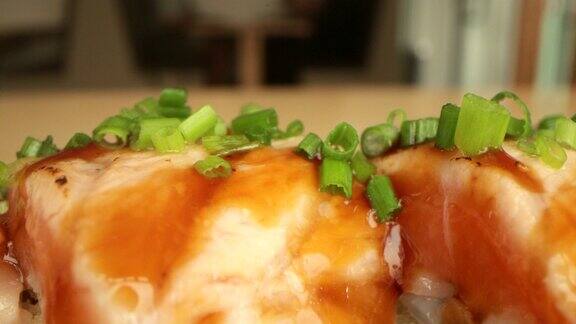 三文鱼寿司卷配上新鲜的洋葱和韭菜