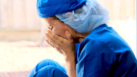 悲伤、生病、哭闹、过度劳累的女性医护人员