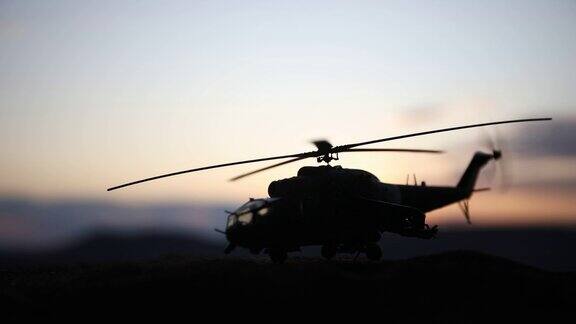 军用直升机的剪影准备从冲突地区起飞装饰的夜晚镜头与直升机开始在沙漠与雾色调背光有选择性的重点战争