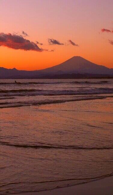 日落时的富士山和沙滩