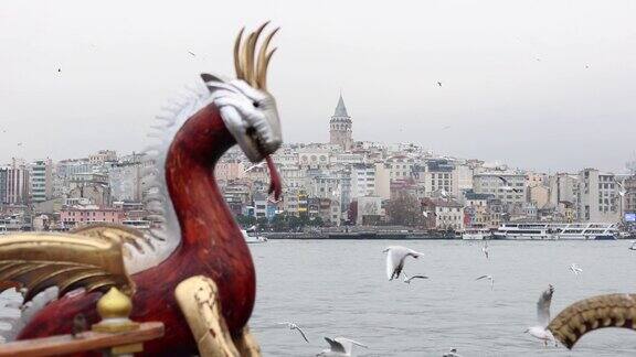 加拉塔和伊斯坦布尔城市景观与旅游船漂浮在博斯普鲁斯龙图案船艉龙图案船小船在伊诺努广场和加拉塔