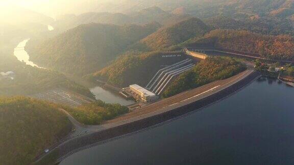泰国水电电力大坝鸟瞰图大型发电大坝大型电力大坝在泰国西部山谷泰国北碧府的斯利那加林德大坝