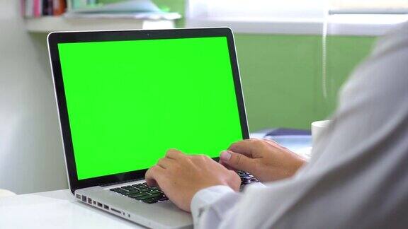 多莉:用绿色屏幕的笔记本电脑