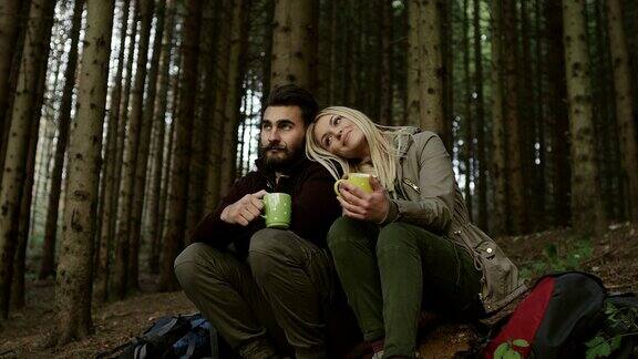 一对情侣在森林里休息喝咖啡