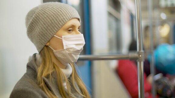 坐在地铁里戴面具的女人