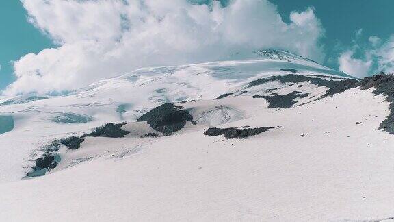 鸟瞰令人惊叹的自然雪山景观