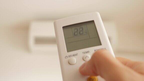 冷却房间通过改变温度在空调4K2160p超高清视频-改变室温与交流遥控器4K3840X2160超高清镜头