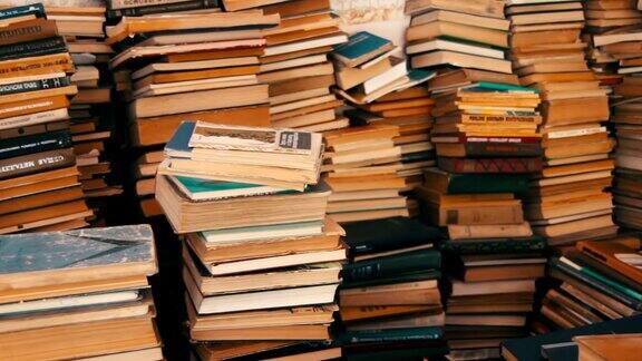 图书馆里散落在地板上的一堆书