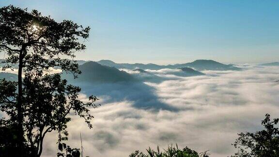 时间流逝泰国北部晨雾缭绕的群山