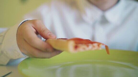 一个男生在餐桌上吃着有西红柿和奶酪的披萨