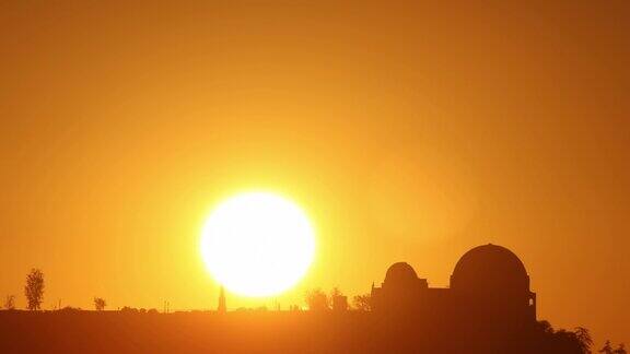 太阳从格里菲斯天文台后面升起的时间间隔