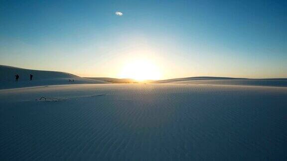 在沙漠的风沙丘上的日落倾斜