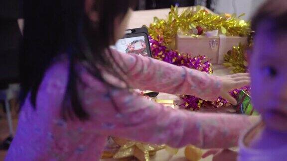 亚洲家庭使用笔记本电脑与爷爷奶奶举行电话会议一起庆祝圣诞节和新年派对
