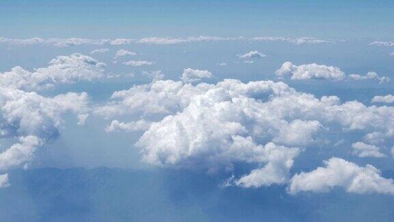 从飞机上鸟瞰云河流山脉泰国