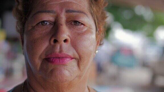 特写的一个年长的西班牙妇女看起来担心在墨西哥
