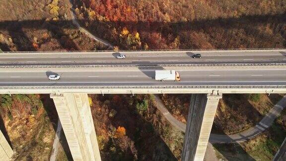 高架桥与交通的鸟瞰图建设高速公路