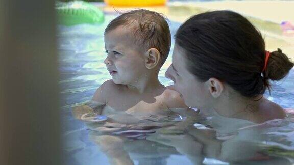 妈妈和小宝宝在游泳池里玩