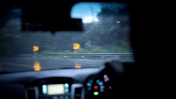 4K稳定拍摄在黄昏的雨中驾驶时男子使用GPS导航设备