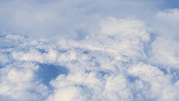 从飞机上鸟瞰云层