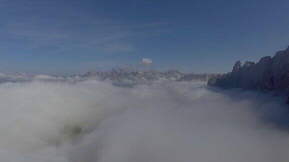 鸟瞰图云从山塞拉垭口白云石意大利