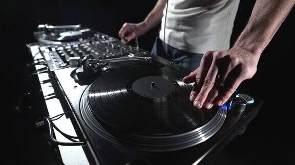 嘻哈DJ在唱机上刮黑胶唱片在说唱音乐会上演奏音乐的职业唱片骑师
