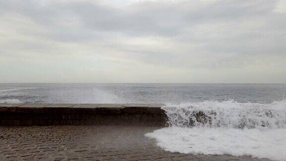 极端的海浪粉碎海岸大海美丽的海浪