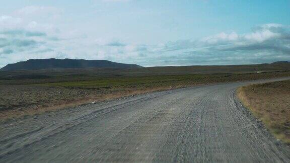 汽车在去冰岛的路上行驶
