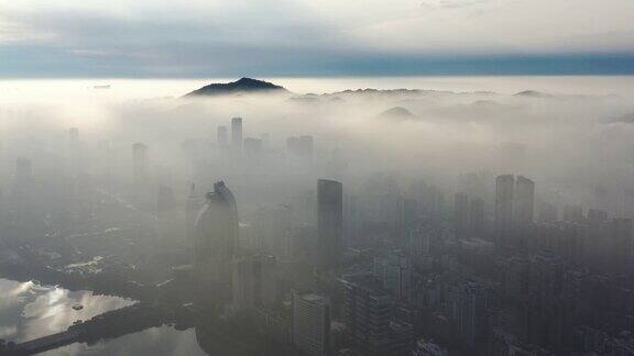 日出时城市建筑被浓雾笼罩