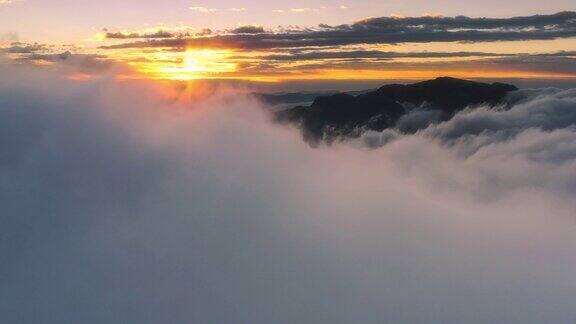 日出时的雪山和云瀑是世界上最迷人的风景
