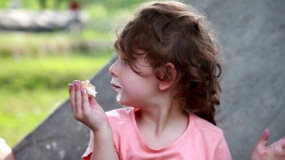 在后院吃冰淇淋的孩子