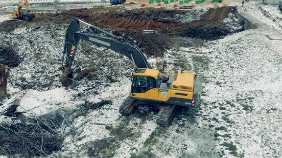 黄色的挖掘机正在采石场铲石头