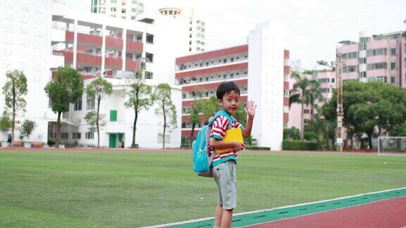 小男孩步行去学校