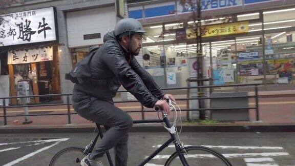 日本自行车信使在雨中的东京骑行