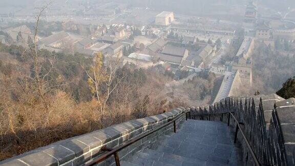 台阶和楼梯到下一个堡垒中国北京的长城