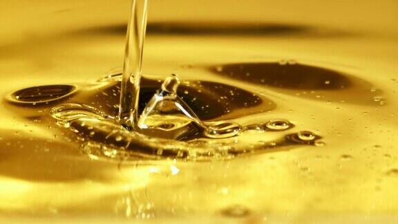 橄榄油涌出气泡溅起水花拍摄是1000帧秒的慢动作