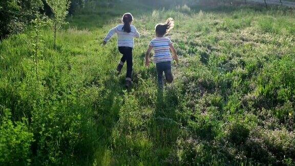 小女孩们在草地上奔跑玩耍