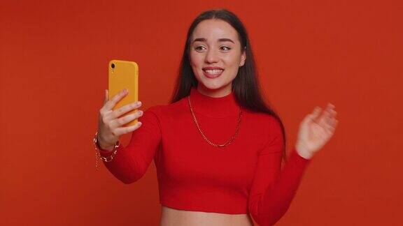 女性女孩网红博主在智能手机上自拍记录新的社交媒体视频博客故事