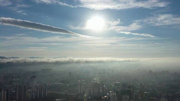 雾霾清晨的空中景观城市生活的空中景象巴西圣保罗