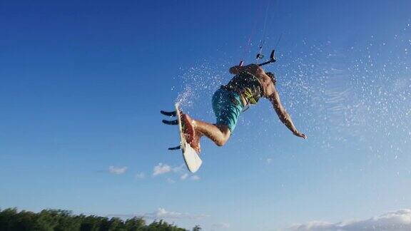 年轻人在空中风筝冲浪极速风筝滑板