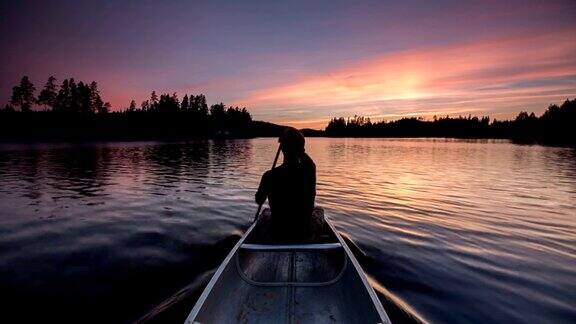 划独木舟在日落时分