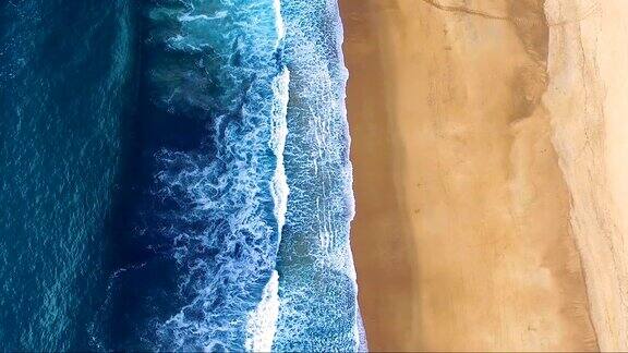垂直鸟瞰法国南部的金色海滩白色的海浪在海滩上来来往往