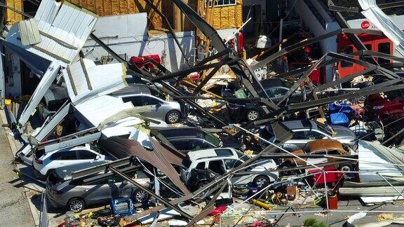 飓风伊恩摧毁了佛罗里达州废墟下的工业建筑和受损的汽车自然灾害及其后果