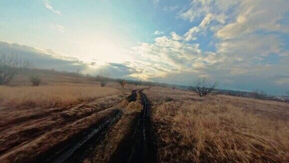 鸟瞰秋天的田野和土路