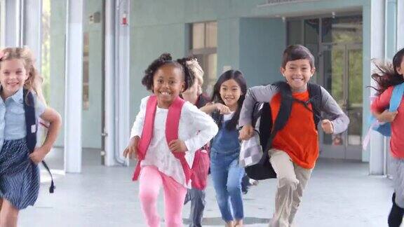 一群小学生在学校走廊上奔跑