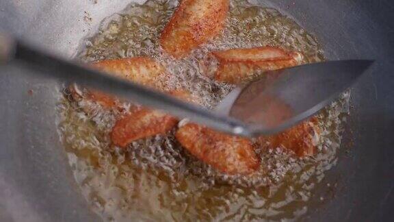 鸡肉在平底锅中慢动作油炸