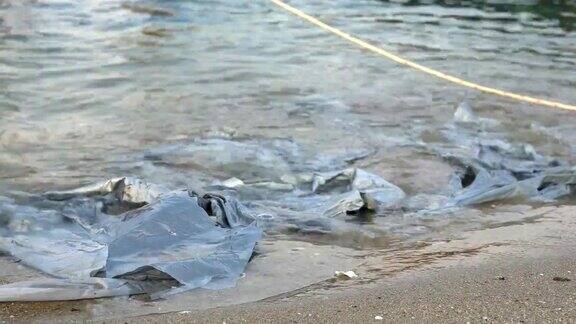 被塑胶污染的海滩