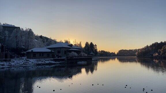 湖面雪景日出日落大雪后晴天自然风光