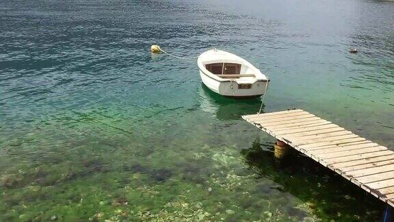 一只孤独的小船抛锚停泊在海上全高清视频