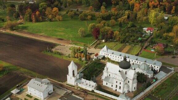 Mahiliou白俄罗斯莫吉列夫的城市景观著名的地标圣尼古拉斯修道院秋天天空的鸟瞰图鸟瞰